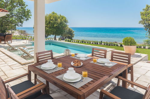 Photo 6 - Maison de 2 chambres à Bale avec piscine privée et vues à la mer