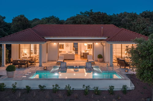 Photo 18 - Maison de 2 chambres à Bale avec piscine privée et jardin