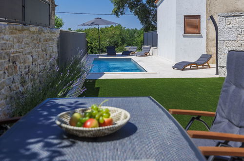 Photo 17 - Maison de 2 chambres à Tinjan avec piscine privée et terrasse