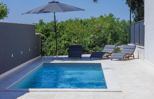 Casa de 3 quartos em Tinjan com piscina privada e terraço - Foto 1