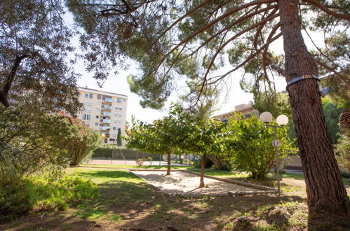 Foto 5 - Appartamento con 3 camere da letto a Hyères con piscina e vista mare