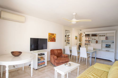 Photo 10 - 3 bedroom Apartment in Hyères with swimming pool and sea view