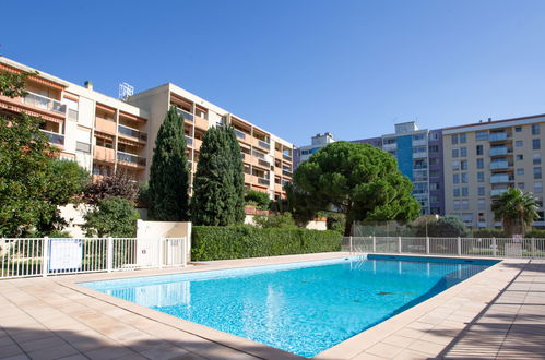 Foto 26 - Appartamento con 3 camere da letto a Hyères con piscina e vista mare