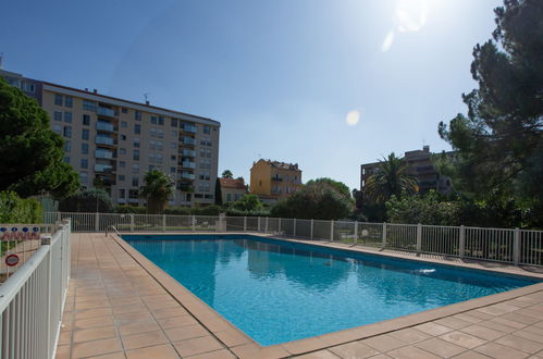 Foto 1 - Appartamento con 3 camere da letto a Hyères con piscina e vista mare