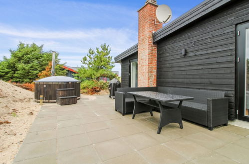 Photo 2 - Maison de 3 chambres à Hvide Sande avec terrasse et bain à remous