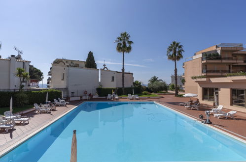Foto 19 - Appartamento a Sanremo con piscina e vista mare