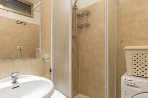 Foto 18 - Appartamento con 1 camera da letto a Sanremo con piscina e vista mare