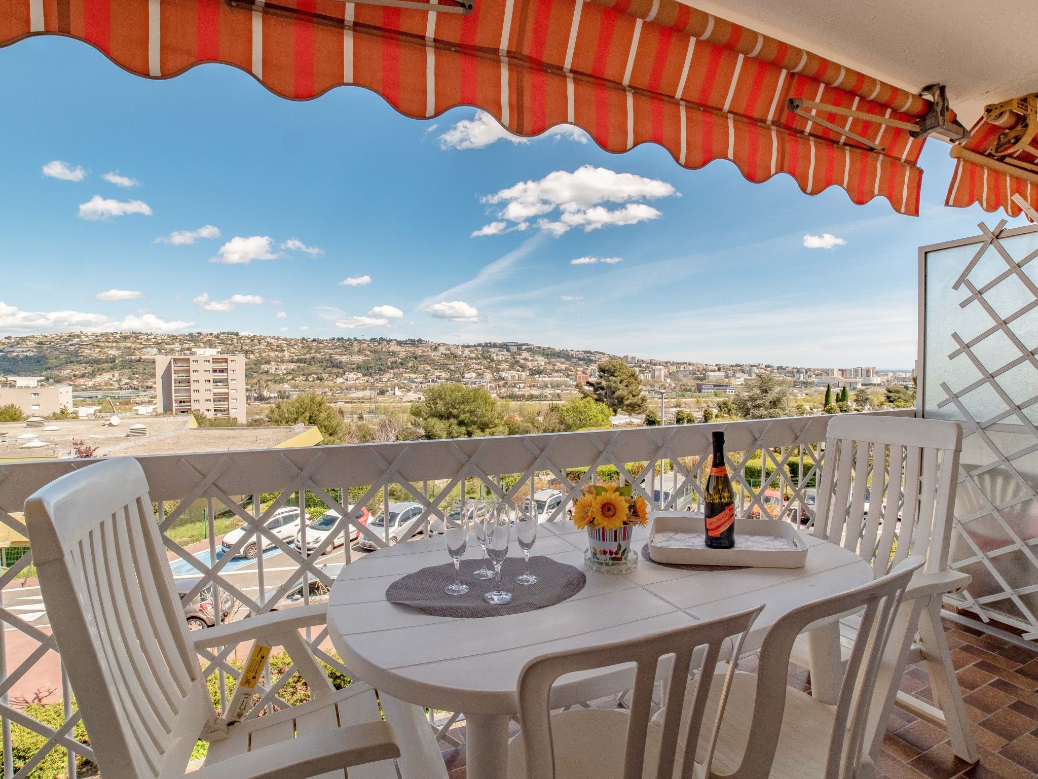 Foto 1 - Apartamento de 2 habitaciones en Saint-Laurent-du-Var con terraza y vistas al mar