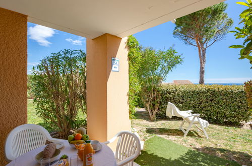 Foto 5 - Apartment mit 1 Schlafzimmer in Saint-Raphaël mit schwimmbad und blick aufs meer