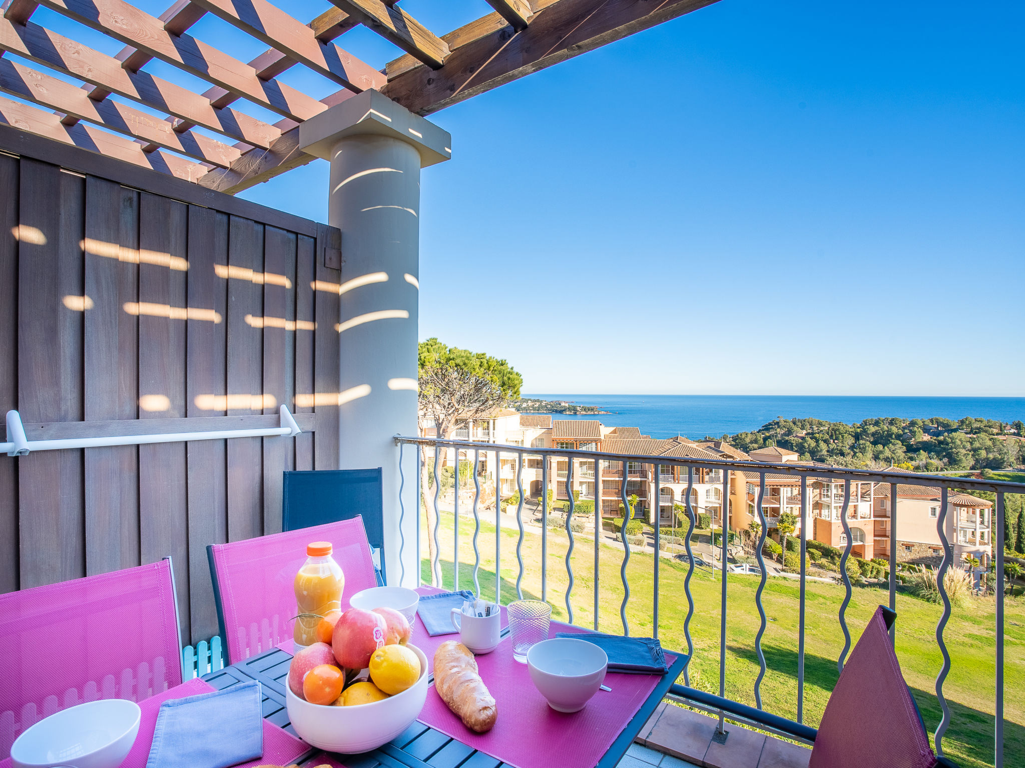 Foto 1 - Appartamento con 1 camera da letto a Saint-Raphaël con piscina e vista mare