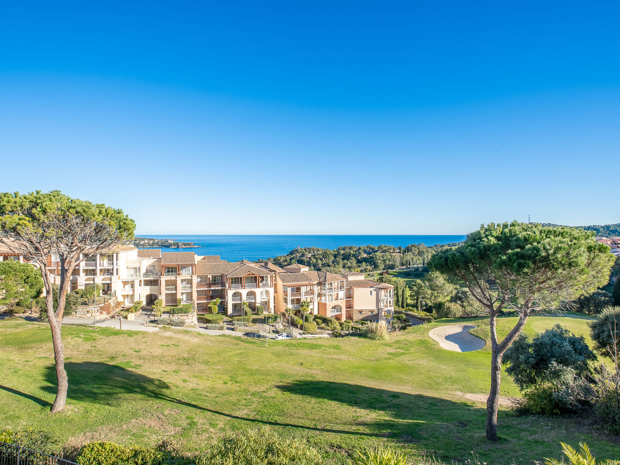 Foto 5 - Apartment mit 1 Schlafzimmer in Saint-Raphaël mit schwimmbad und blick aufs meer