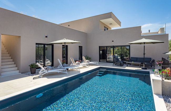 Casa de 4 quartos em Novigrad com piscina privada e jardim - Foto 1