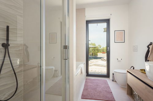 Foto 17 - Casa con 3 camere da letto a Novigrad con piscina privata e vista mare