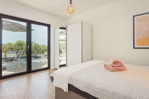 Foto 14 - Casa con 3 camere da letto a Novigrad con piscina privata e vista mare