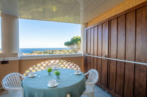 Foto 12 - Appartamento con 1 camera da letto a Saint-Raphaël con piscina e vista mare