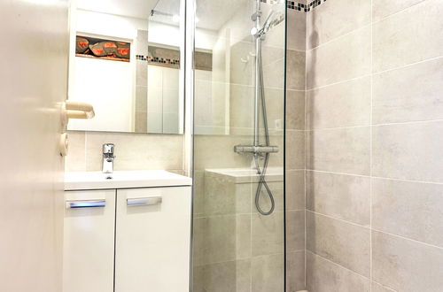 Foto 5 - Apartment mit 1 Schlafzimmer in Saint-Raphaël mit schwimmbad und garten