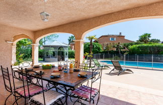 Foto 2 - Casa con 4 camere da letto a Fréjus con piscina privata e vista mare