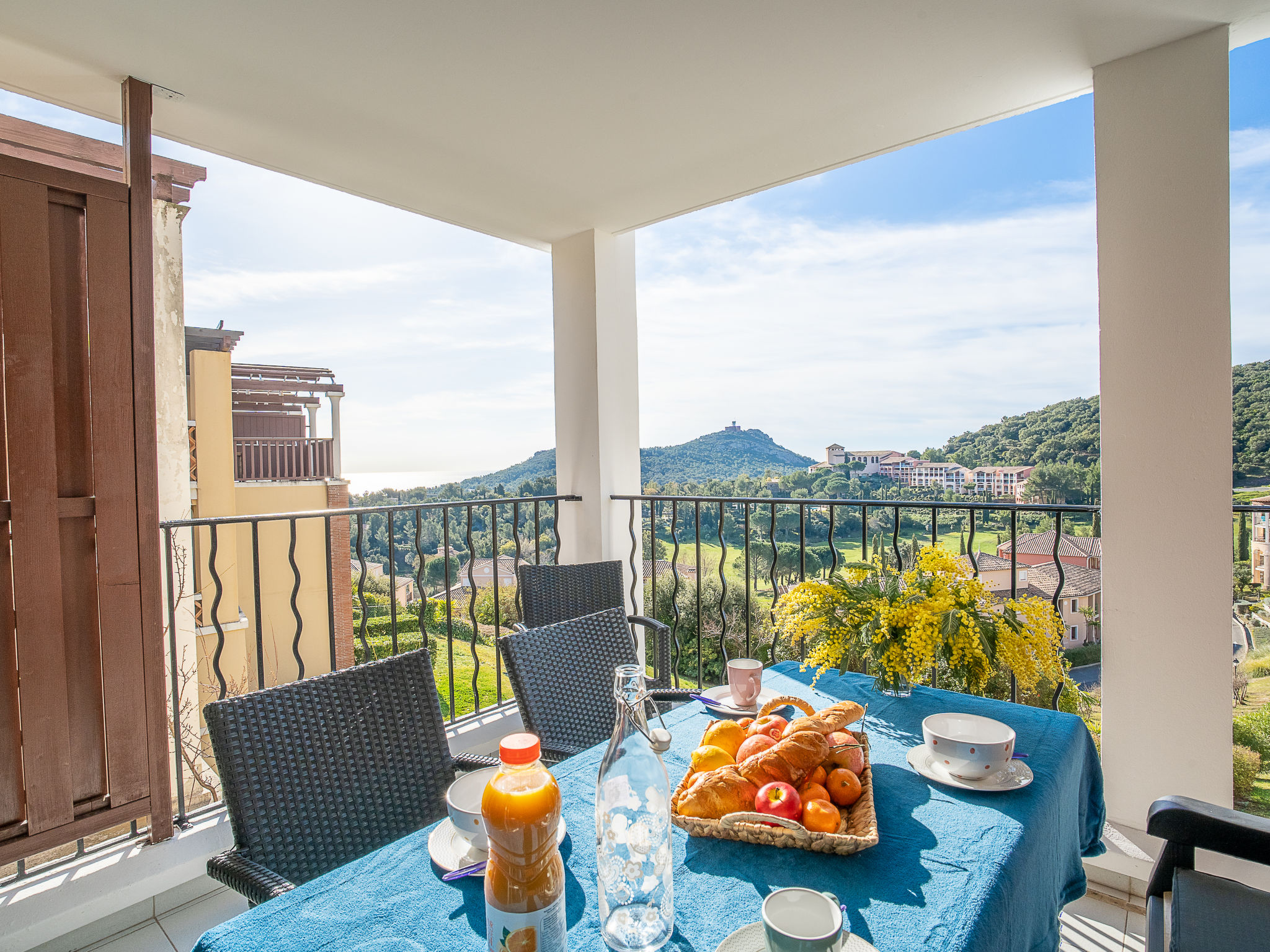 Foto 1 - Appartamento con 1 camera da letto a Saint-Raphaël con piscina e vista mare