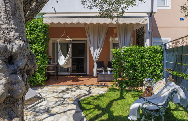 Apartamento de 2 quartos em Umag com jardim e terraço - Foto 1