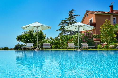 Photo 2 - Appartement de 2 chambres à Kaštelir-Labinci avec piscine et jardin