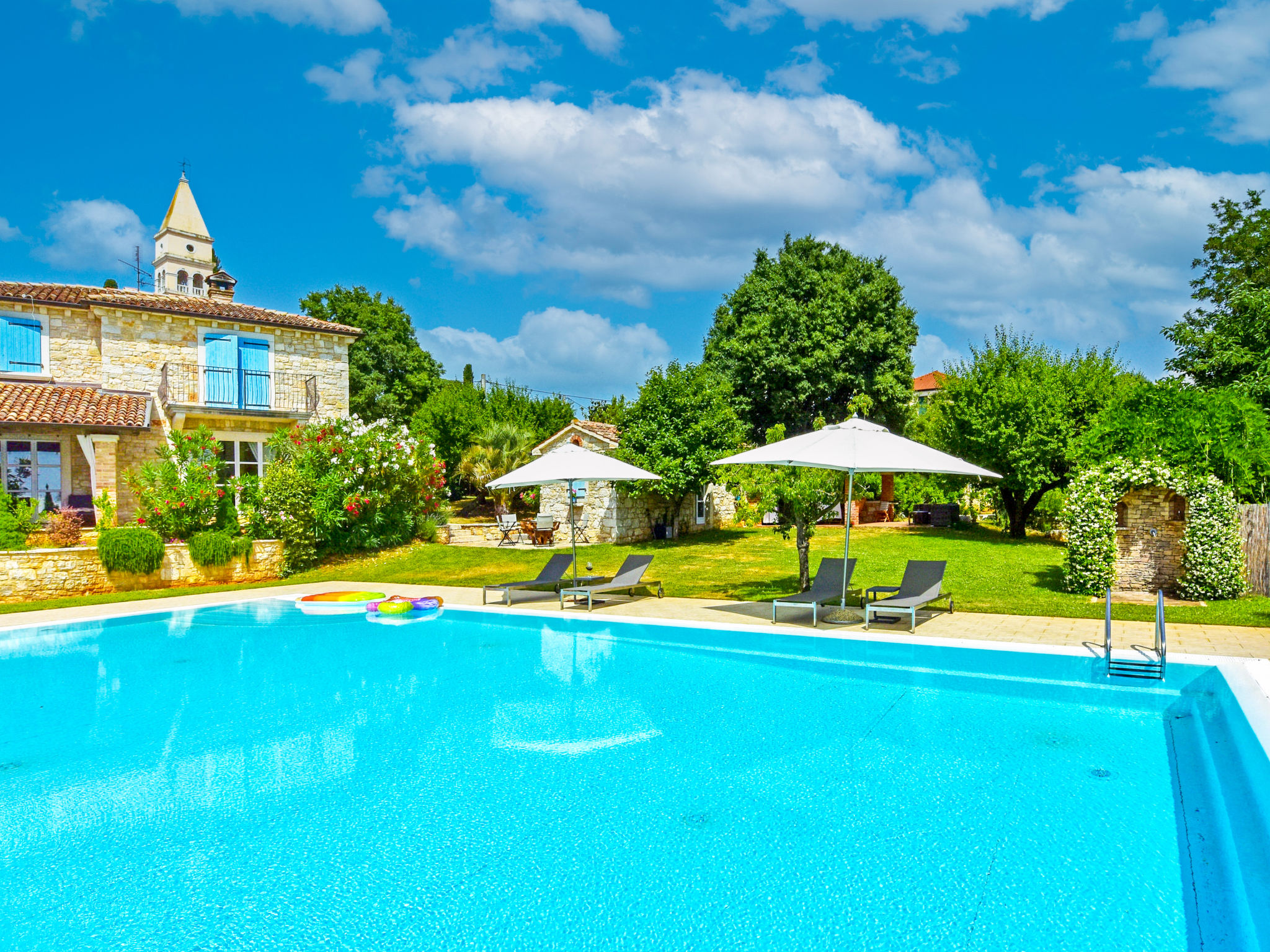 Foto 1 - Appartamento con 2 camere da letto a Kaštelir-Labinci con piscina e giardino