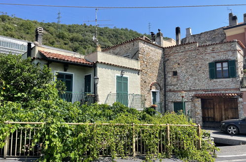 Photo 2 - Maison de 1 chambre à Pietra Ligure avec jardin et vues à la mer