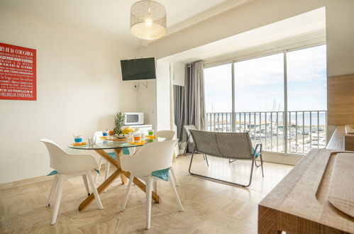 Foto 8 - Appartamento con 2 camere da letto a Hyères con vista mare