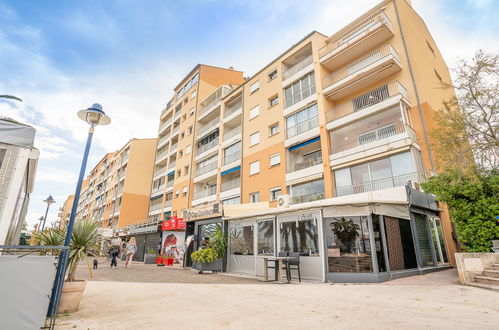 Foto 19 - Appartamento con 2 camere da letto a Hyères con vista mare