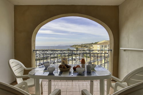 Photo 1 - Appartement de 2 chambres à Six-Fours-les-Plages avec piscine et vues à la mer