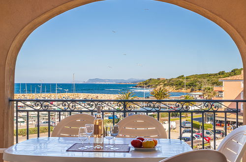 Photo 2 - Appartement de 2 chambres à Six-Fours-les-Plages avec piscine et terrasse