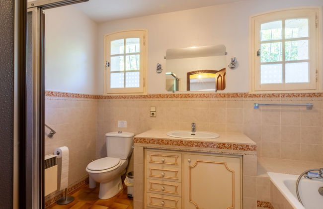 Casa de 5 quartos em Saint-Raphaël com piscina privada e jardim - Foto 16
