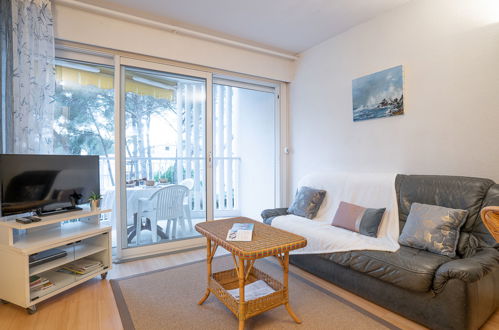 Photo 2 - Apartment in Saint-Raphaël with garden and sea view