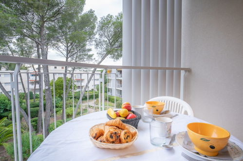 Photo 15 - Apartment in Saint-Raphaël with swimming pool and garden