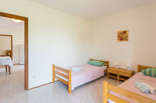 Foto 10 - Appartamento con 2 camere da letto a Tar-Vabriga con piscina e vista mare