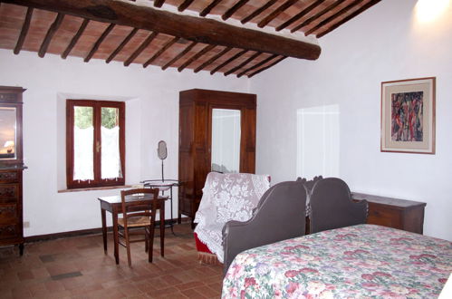 Foto 13 - Haus mit 4 Schlafzimmern in Siena mit privater pool und garten