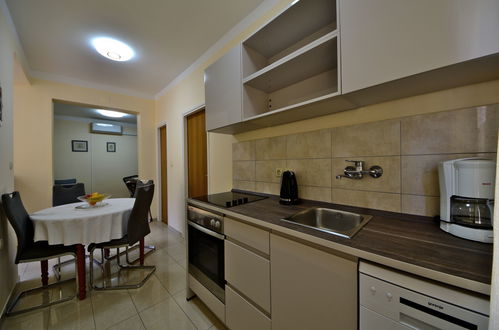 Photo 5 - 2 bedroom Apartment in Rab with swimming pool and sea view