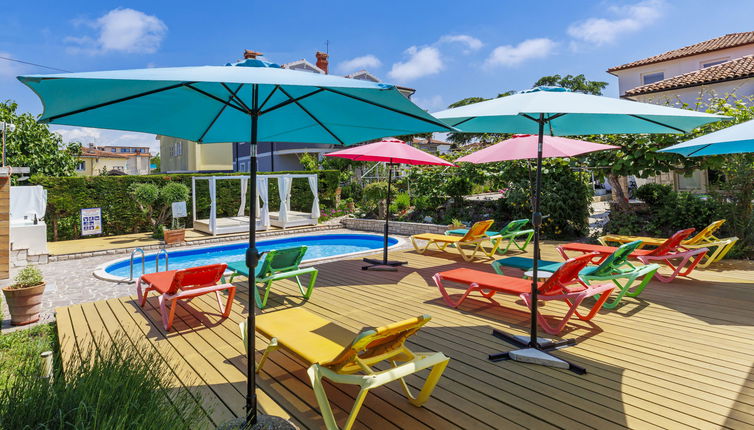Foto 1 - Apartamento de 2 quartos em Umag com piscina e jardim
