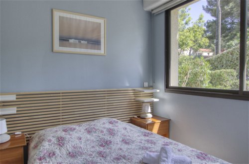 Foto 10 - Appartamento con 2 camere da letto a Saint-Cyr-sur-Mer con piscina e vista mare