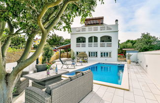 Foto 1 - Apartamento de 2 quartos em Novigrad com piscina e jardim