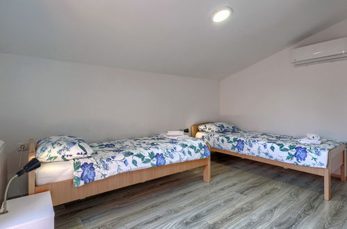 Foto 49 - Casa con 6 camere da letto a Labin con piscina privata e giardino