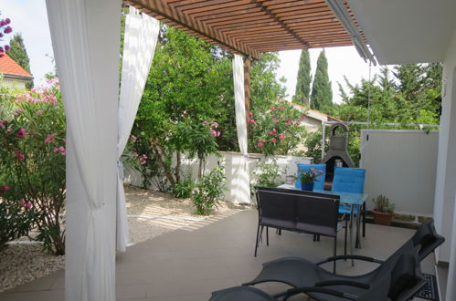 Photo 23 - Maison de 1 chambre à Jasenice avec jardin et terrasse