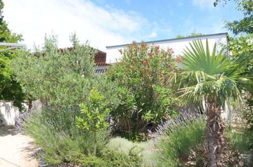 Photo 4 - Maison de 1 chambre à Jasenice avec jardin et terrasse