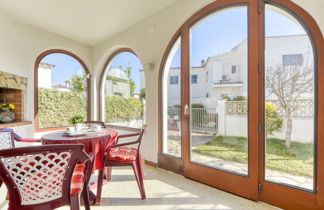 Photo 2 - Maison de 2 chambres à Castelló d'Empúries avec jardin et vues à la mer