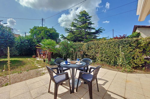 Foto 20 - Apartamento de 2 quartos em Vaux-sur-Mer com jardim e terraço