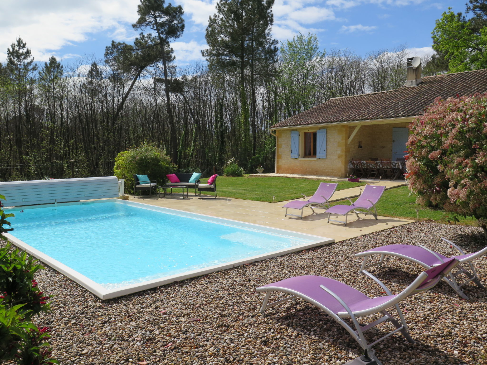 Foto 15 - Casa de 2 habitaciones en Blanquefort-sur-Briolance con piscina privada y jardín