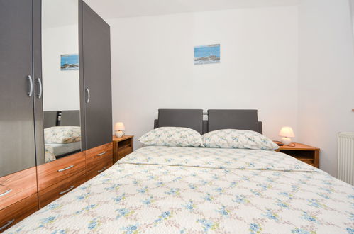 Foto 7 - Appartamento con 3 camere da letto a Jasenice con terrazza e vista mare