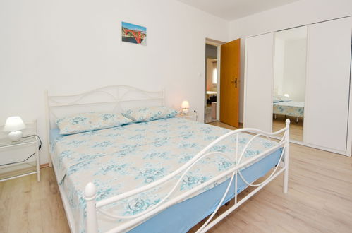 Foto 14 - Appartamento con 3 camere da letto a Jasenice con terrazza e vista mare