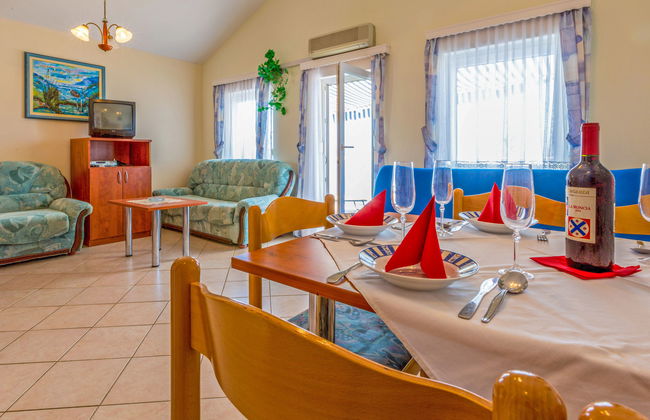 Appartamento con 2 camere da letto a Karlobag con piscina e terrazza - Foto 8