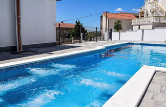 Foto 1 - Apartamento de 1 habitación en Karlobag con piscina y terraza