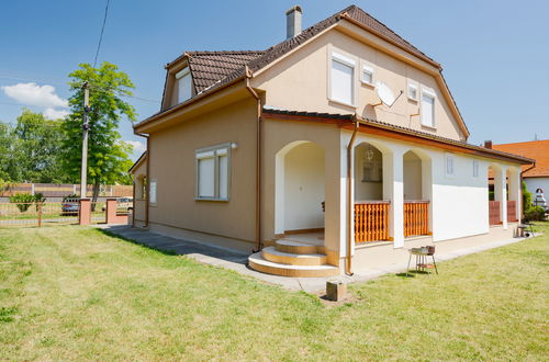 Photo 2 - 4 bedroom Apartment in Balatonmáriafürdő with garden and terrace